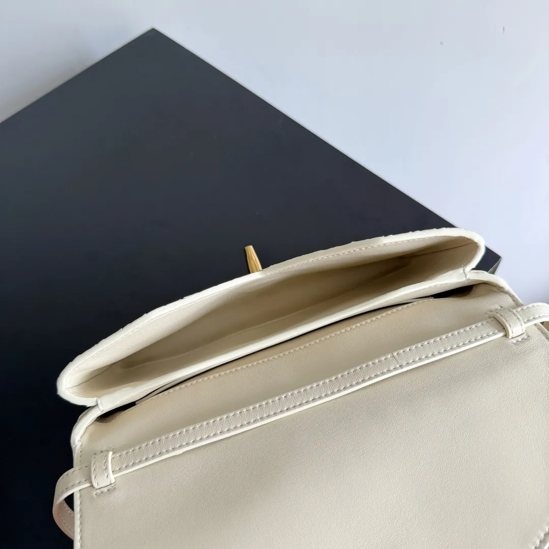 Batch 1660 BOTTEGA VENETA 2025 new product KNOT LOCK crossbody bag subverts the rigid lines of traditional tote bags, using drapey leather to create a three-dimensional silhouette that breathes. It has compartments and multiple card slots inside, making it a versatile commuter bag that can be used in various occasions. The details are full of exquisiteness, the casual retro color tone, and the upper body are full of elegance. Whether you are commuting or going out on the street, you can easily hold it. The two carrying methods of hand-carrying and long shoulder strap are very practical! At the same time, the shoulder strap is detachable, suitable for various dressing styles~ Whether it is a dinner party or daily commuting, it can be easily controlled and becomes your versatile tool❤️ Style number: 817191 Size: 25*16*5.5cm